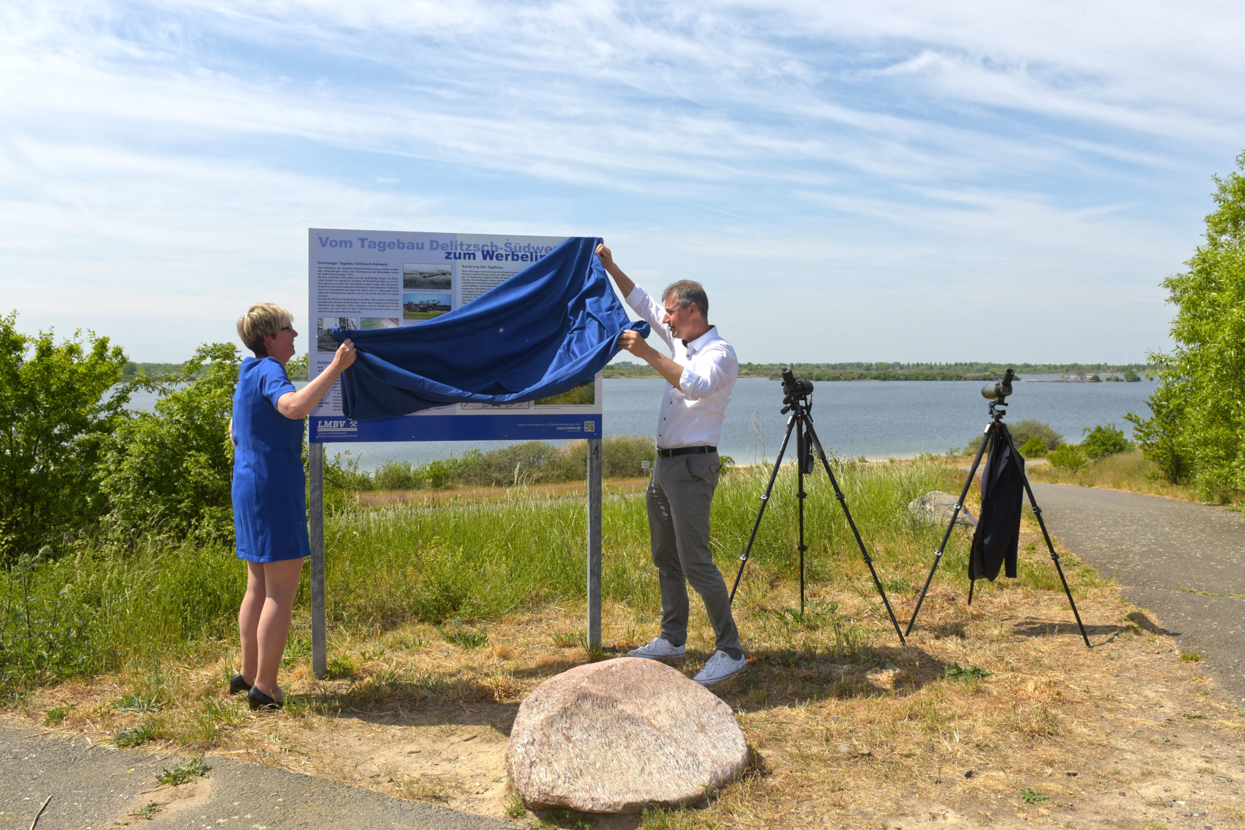 Kai Emanuel und Grit Uhlig enthüllen gemeinsam eine der neuen Infotafeln am Werbeliner See. Foto: LRA/Bley